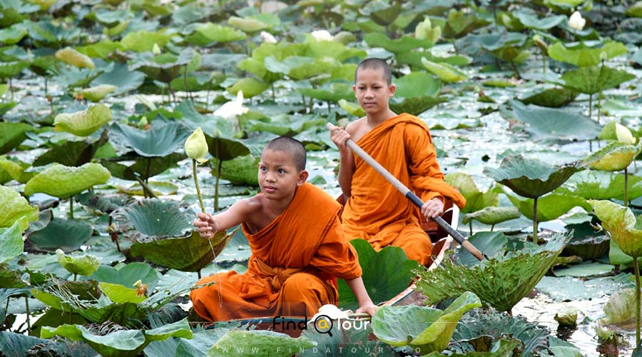 دو پسر راهب تایلندی دریاچه نیلوفر آبی