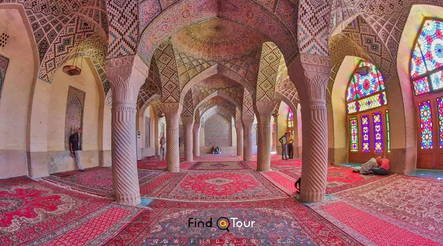 ستون های شبستان مسجد نصیر الملک