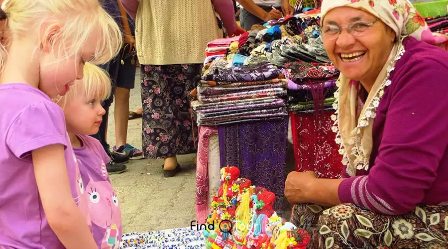 عکس زن فروشنده در بازار محلی ترکیه