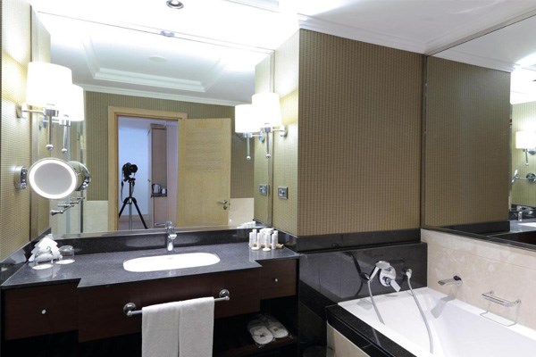 Amara Premier Palace Hotel bathroom