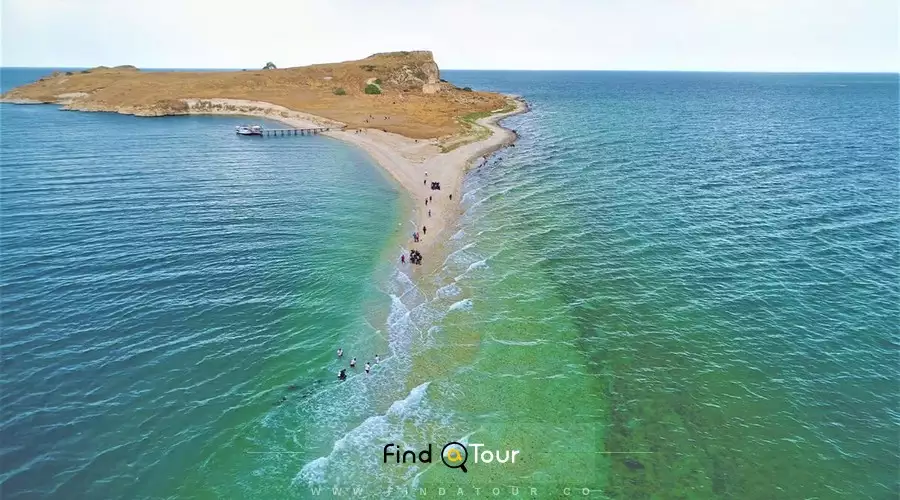 جزیره چارپاناک در دریاچه وان ترکیه