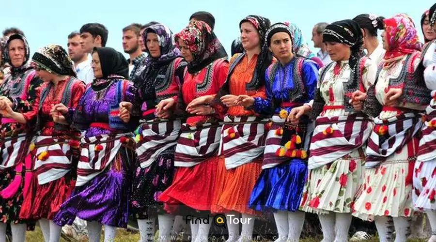 برگزاری مراسم عروسی در ترکیه و حضور میهمانان با لباس های محلی