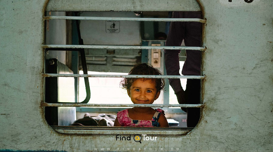 دختر بچه هندی در قطار هند