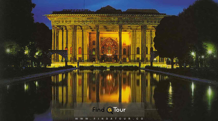 نمای باغ چهل ستون اصفهان در شب