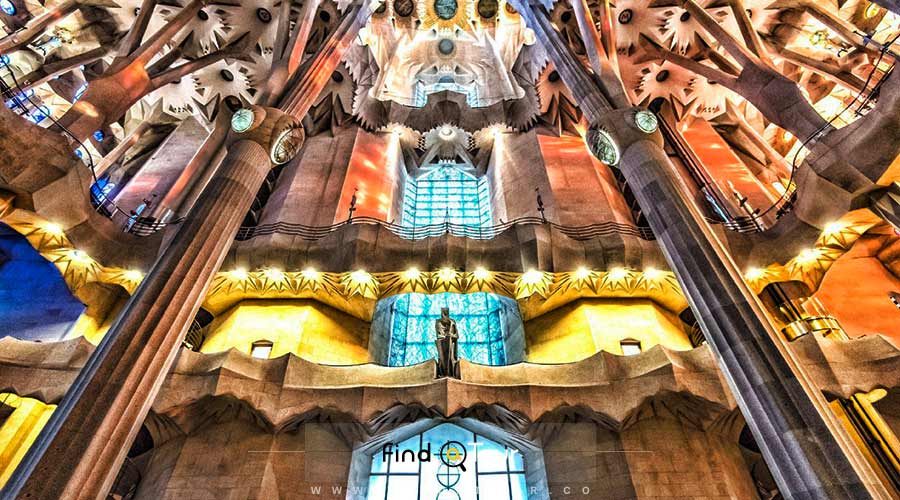 نمای داخلی کلیسای ساگرادا اسپانیا 