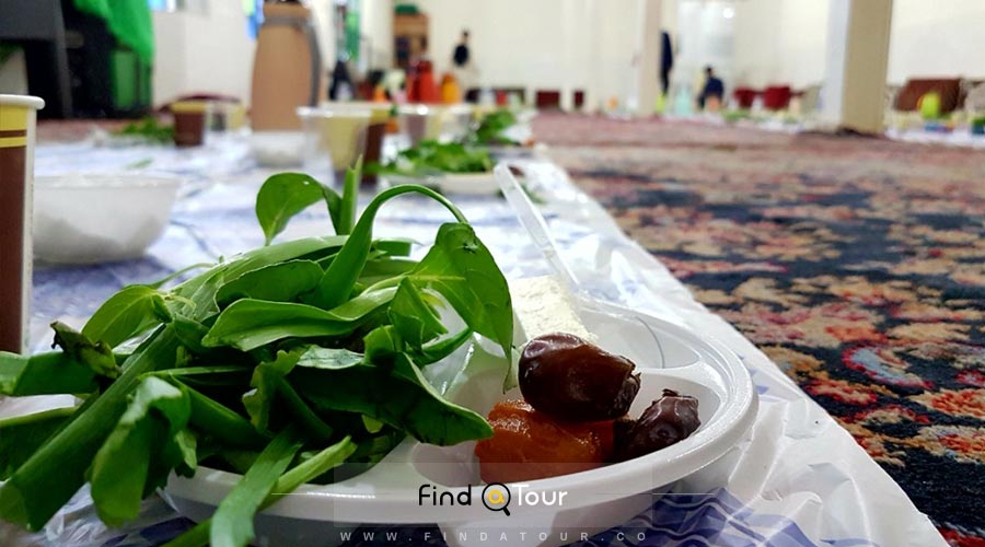 افطاری ساده نان و پنیر و سبزی در رمضان
