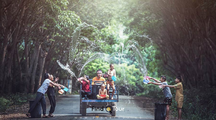 مردم شاد تایلند در روز جشن آب تایلندی