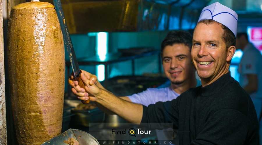 لبخند زدن گردشگر خارجی در هنگام درست کردن کباب ترکی