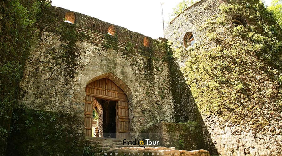 در ورودی قلعه رودخان