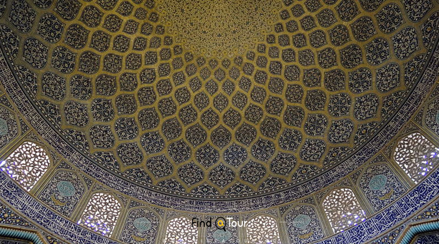 معماری داخل مسجد شیخ لطف الله