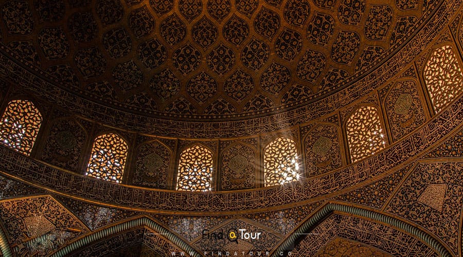 روشنایی داخل مسجد شیخ لطف الله اصفهان