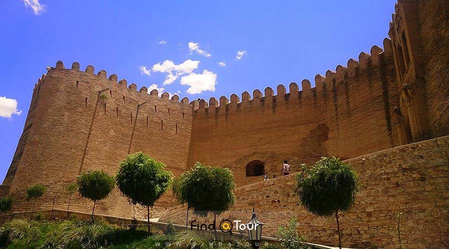 دیواره های بلند قلعه فلک الافلاک خرم آباد لرستان