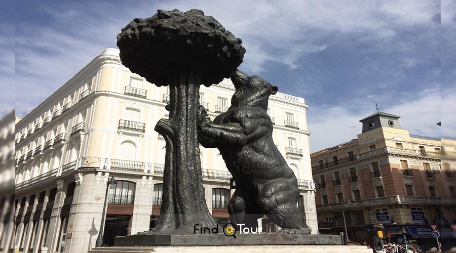 خرس و درخت توت فرنگی مادریدو نماد شهر مادرید اسپانیا