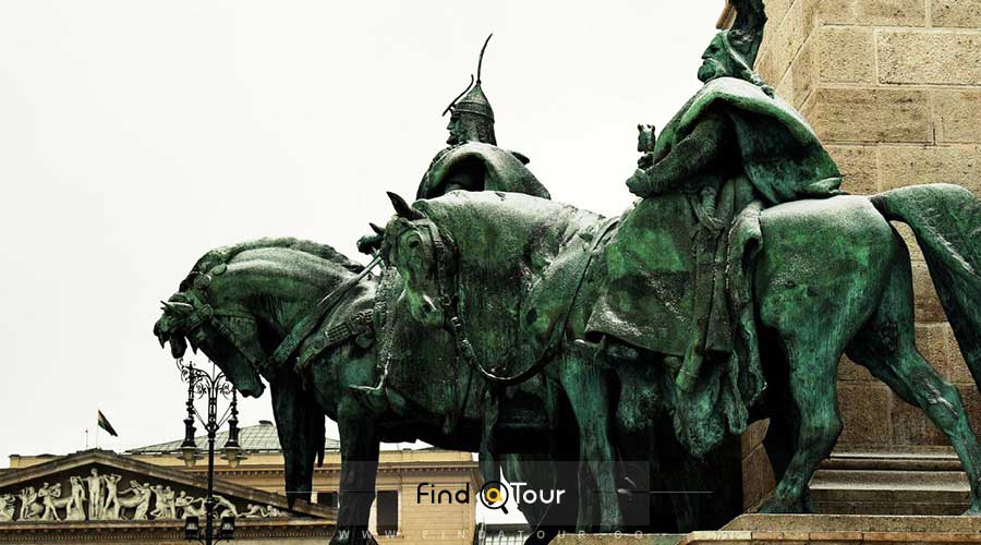 مجسمه جبرئیل میدان قهرمانان بوداپست