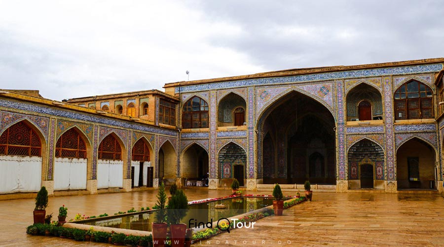 حیاط مسجد نصیر الملک شیراز