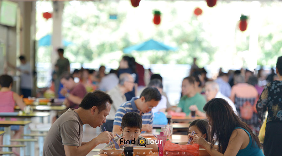 غذاخوردن یک خانواده سنگاپوری در رستوران