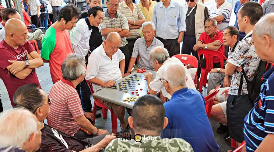 مردم سنگاپور در حال بازی شطرنج در محله چایناتون