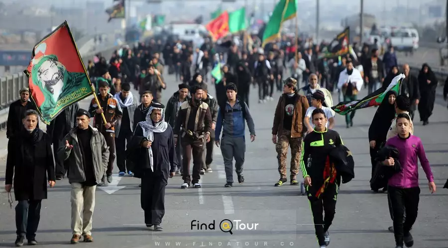 عکس مردم در حال پیاده روی اربعین در جاده کربلا