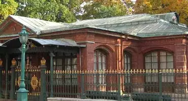 کلبه پتر کبیر، قصر کوچک سن پترزبورگ