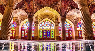 مسجد نصیرالملک، مسجد رنگین کمانی ایران زمین