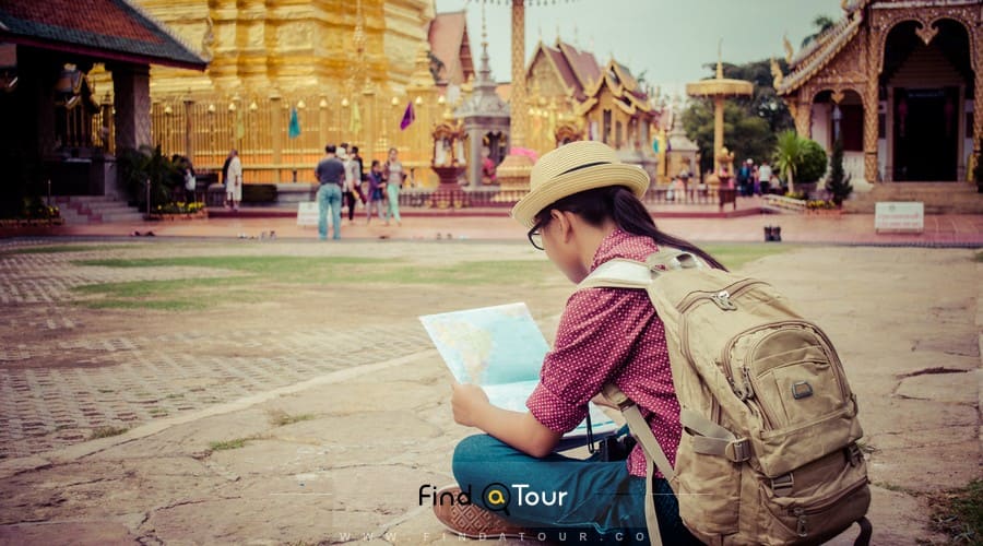 گردشگر زن کوله به دوش در تور بانکوک
