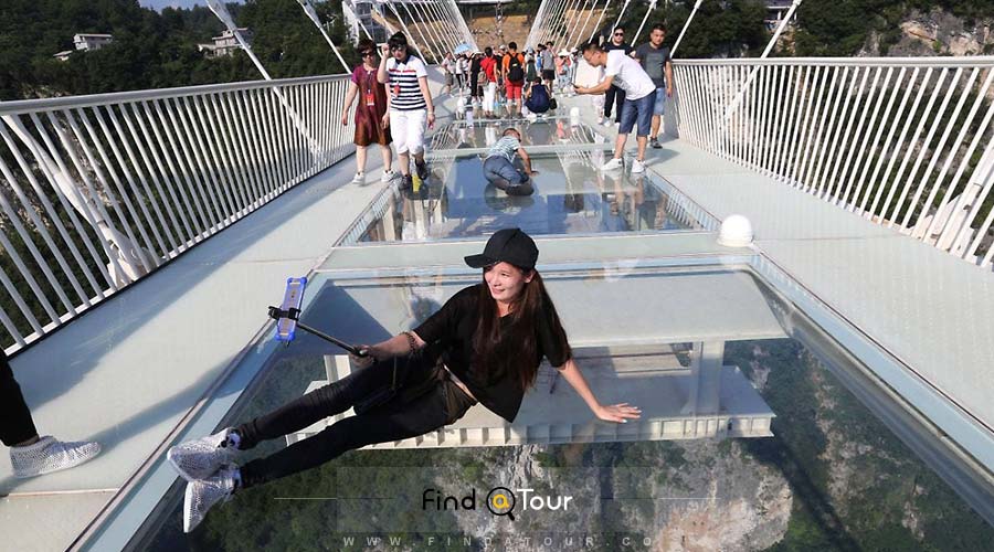 پل شیشه ای معروف چین در پارک ملی ژانگ جیاجی