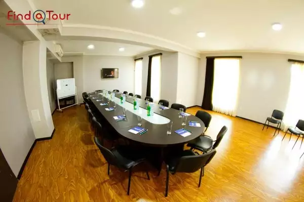 سالن جلسات هتل لاکچری لاگ این تفلیس