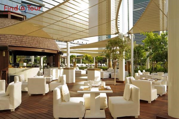 امکانات فضای باز هتل کنراد دبی