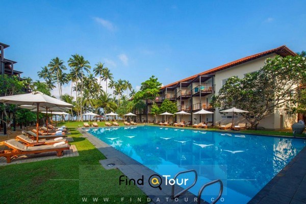 عکس استخر و صندلی های آفتابگیر هتل مرمید 5 ستاره در شهر بنوتا سریلانکا