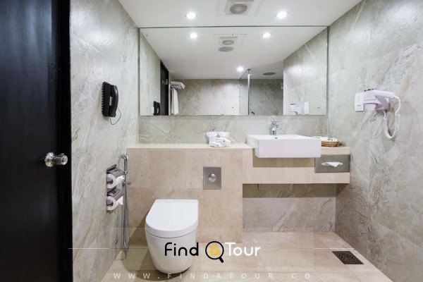 عکس نمای داخلی سرویس بهداشتی اتاق&nbsp;هتل 4 ستاره رامادا كلمبو