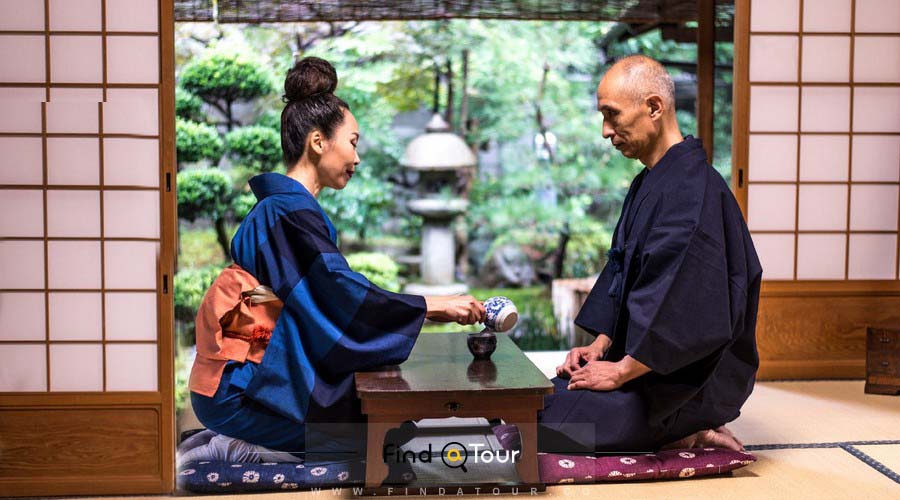زن و مرد ژاپنی با لباس سنتی در حال خوردن چای ژاپنی