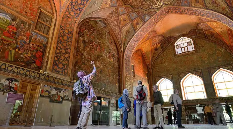 اهمیت راهنمای گردشگری در تورهای ایران برای گردشگران خارجی
