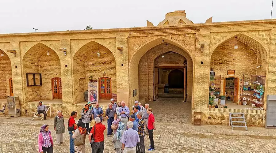 ارتباط مثبت راهنمای گردشگری با گردشگران خارجی