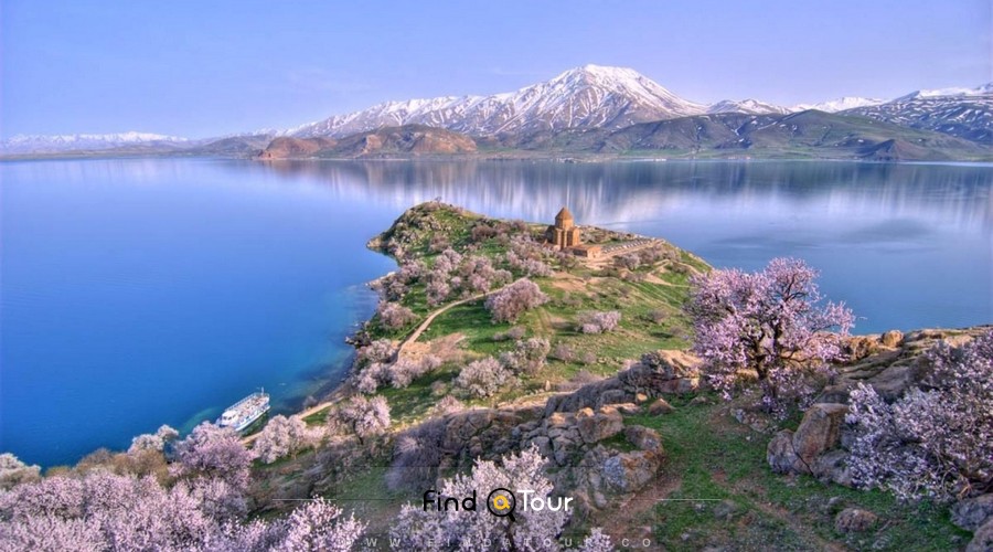 دریاچه سوان و جزیره آختامار در مسیر سفر زمینی به ارمنستان