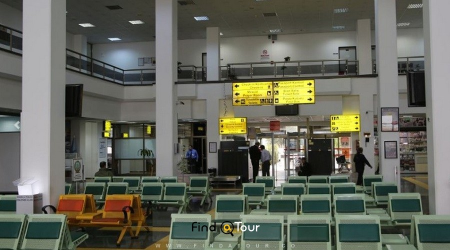 امکانات رفاهی ضعیف فرودگاه اسپارتا صندلی های کم و سالن انتظار کوچک