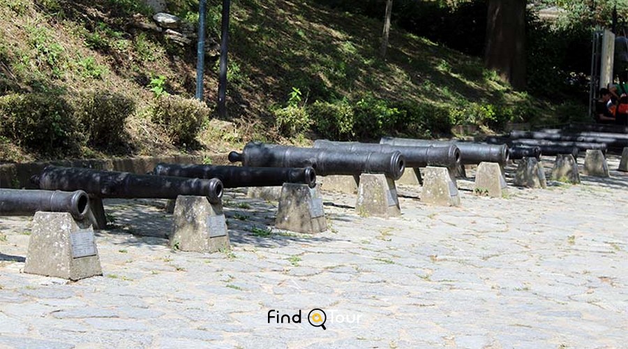 ادوات جنگی در قلعه روملی حصار استانبول در ترکیه