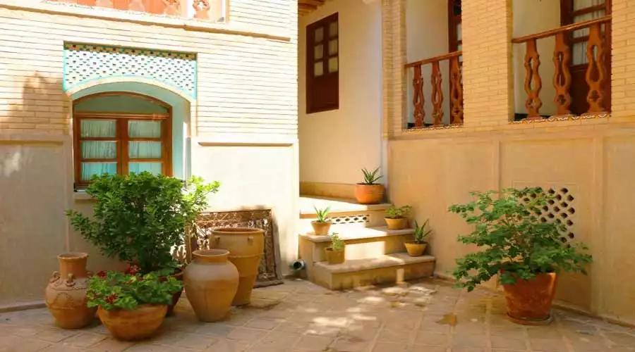 اقامتگاه سنتی قیصریه شیراز