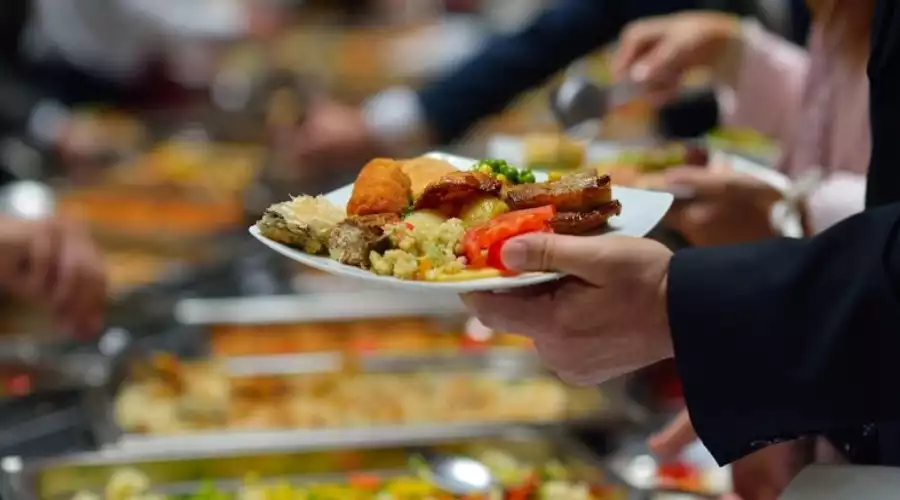 چرا نباید در رستوران هتل غذا خورد